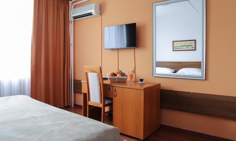 Dvokrevetna soba sa francuskim ležajem