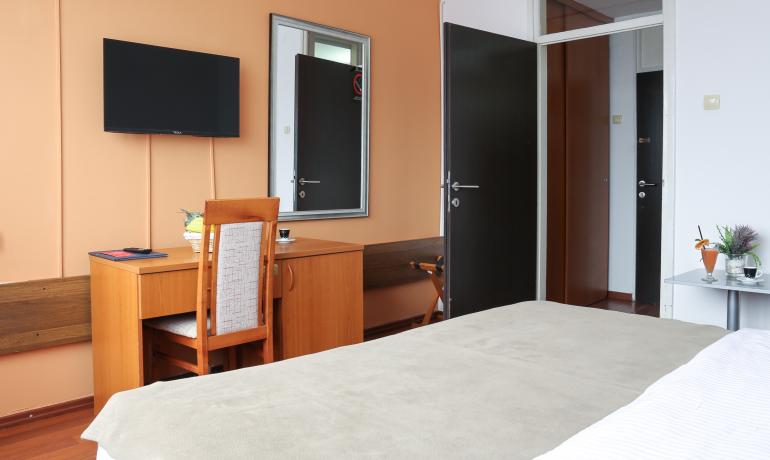 Dvokrevetna soba sa francuskim ležajem