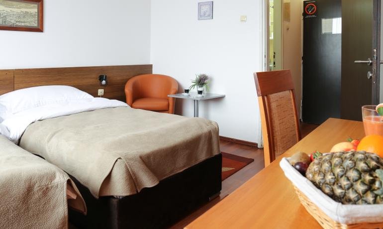 Dvokrevetna soba sa razdvojenim ležajevima